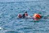 Freiwasserschwimmer-mit-Sicherheitsboje