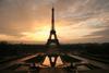 800px-Eiffel_tower_at_dawn_horizontal