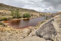 Acid_mine_drainage_at_Aliaga
