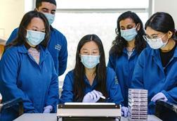 Low-Res_Feature Image Melody Li Lab Groupshot Tim Archibald 2021