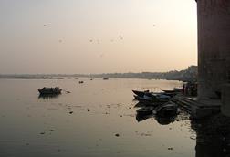 Varanasi,_India,_Ganges_River_after_sunset_2