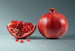Pomegranate_fruit_-_whole_and_piece_with_arils