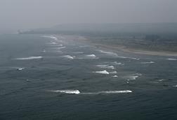 Arabian_Sea_and_Morjim_Beach_as_seen_from_Vagator_Fort,_Goa,_India