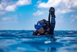 Low-Res_Erika Santoro descends into the Red Sea CREDIT Morgan Bennett-Smith