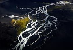Water_streams_from_air,_Iceland_2013_-_panoramio