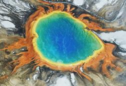 Aerial_image_of_Grand_Prismatic_Spring_(view_from_the_south)