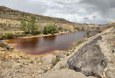 Acid_mine_drainage_at_Aliaga