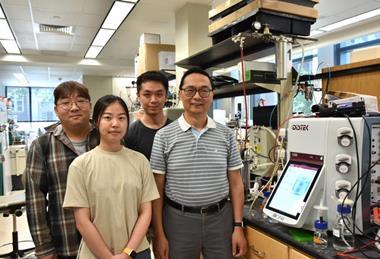 Low-Res_Huimin lab closeup 1 DSC_2079