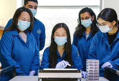 Low-Res_Feature Image Melody Li Lab Groupshot Tim Archibald 2021