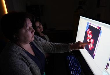 Low-Res_Elena Suvorova and Mrinalini Batra observing the detailed toxomplasma cells -- credit USF