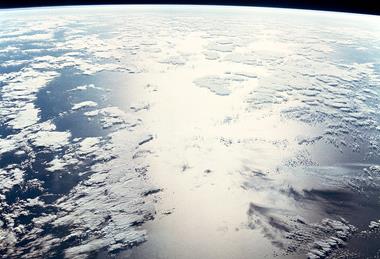 STS004-41-1206_-_Clouds_and_Open_Ocean_near_the_Bahamas