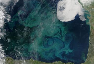 Bay_of_Biscay_from_Aqua_(2005-04-29)