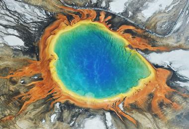 Aerial_image_of_Grand_Prismatic_Spring_(view_from_the_south)