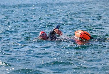 Freiwasserschwimmer-mit-Sicherheitsboje