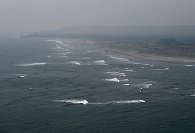 Arabian_Sea_and_Morjim_Beach_as_seen_from_Vagator_Fort,_Goa,_India