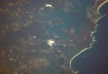 Lake_Macquarie_and_Central_Coast,_ISS-037-E-020014_dehazed