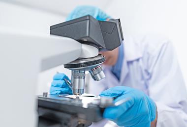 Laboratory_Scientist_Microscope