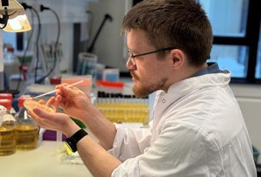 Low-Res_Mikkel Anbo in the lab at DTU FOOD by Lene H Koss 1920 x 1080