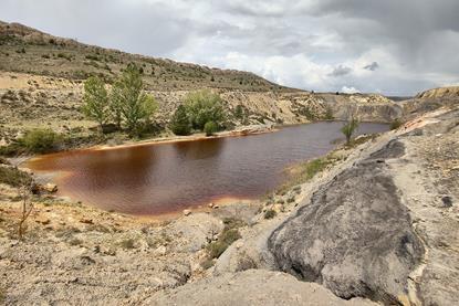 Acid_mine_drainage_at_Aliaga