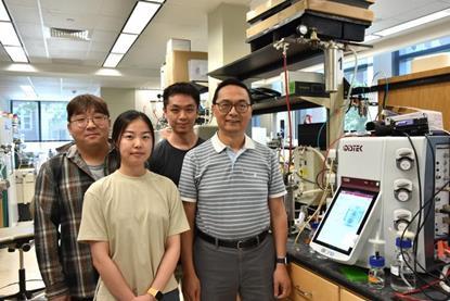 Low-Res_Huimin lab closeup 1 DSC_2079