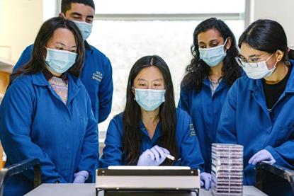 Low-Res_Feature Image Melody Li Lab Groupshot Tim Archibald 2021
