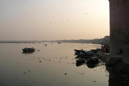 Varanasi,_India,_Ganges_River_after_sunset_2