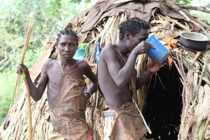 Hadza_men_drinking_water_2