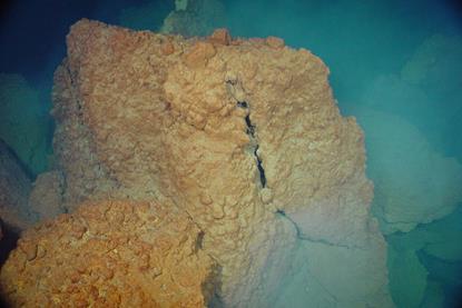 Hydrothermal_seeps,_Daikoku_volcano_(expl0046_5102285274)
