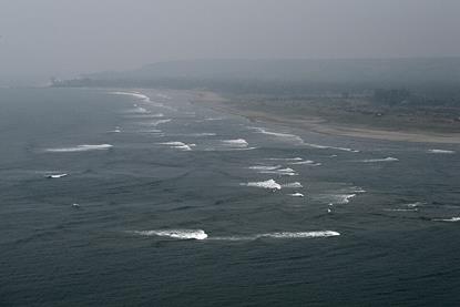 Arabian_Sea_and_Morjim_Beach_as_seen_from_Vagator_Fort,_Goa,_India