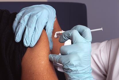 Nurse_administers_a_vaccine