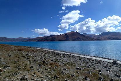 4,250m_Yamdrok_Tso_Tibet_China_西藏_羊卓雍湖_-_panoramio_(1)