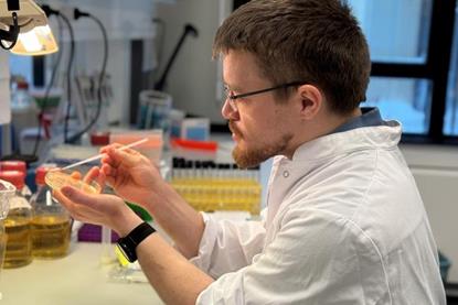 Low-Res_Mikkel Anbo in the lab at DTU FOOD by Lene H Koss 1920 x 1080