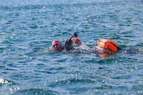 Freiwasserschwimmer-mit-Sicherheitsboje