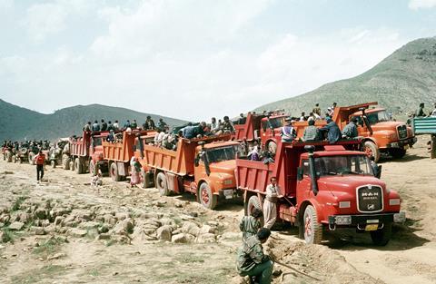 Kurdish_refugees_travel_by_truck,_Turkey,_1991
