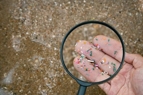 Magnifying_Glass_Microplastics