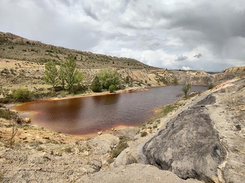 Acid_mine_drainage_at_Aliaga