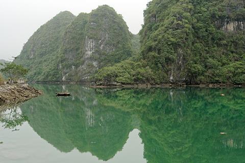 Sea_on_the_southeast_coast_of_Cat_Ba_Island_in_Vietnam,_20240131_1332_4629