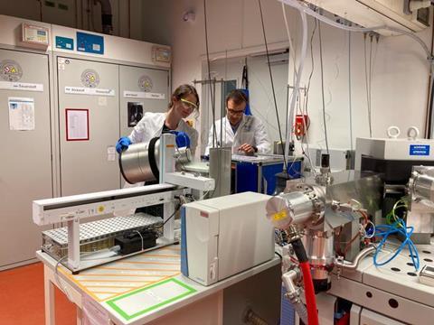 Low-Res_Alexandra Auderset and Alfredo Martinez-Garcia at Max Planck Institute for Chemistry lab_Credit_Simone Moretti
