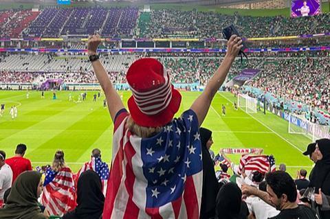 Iranian_national_team_fans_03