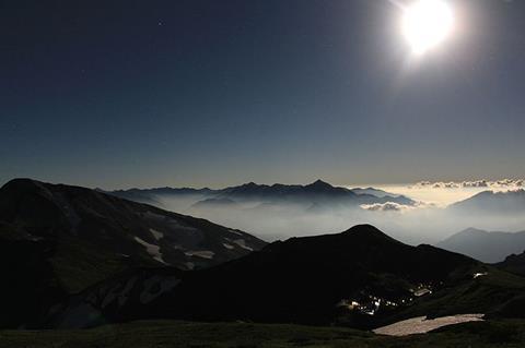 Hakubadake_Chojoshukusha_at_night