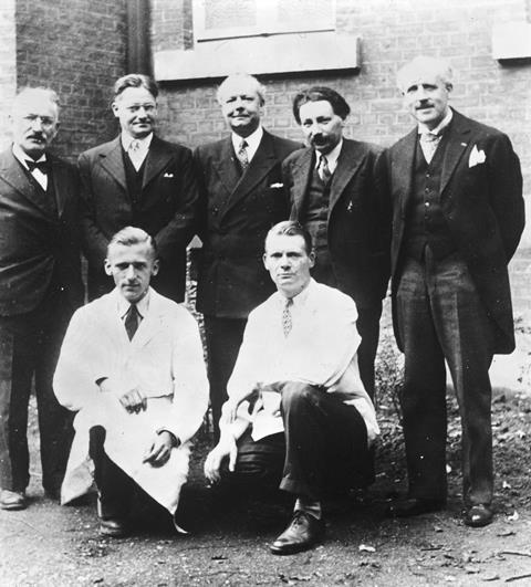 Group_portrait_including_E.B._Chain._Wellcome_L0012312
