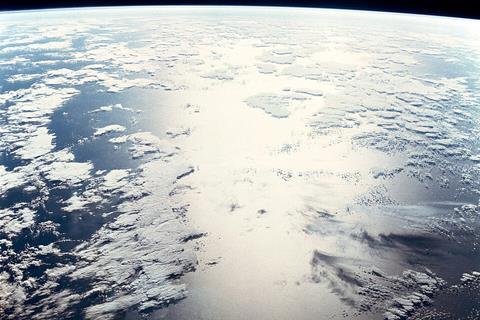 STS004-41-1206_-_Clouds_and_Open_Ocean_near_the_Bahamas