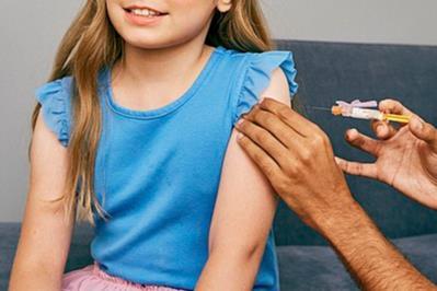 449px-Young_girl_about_to_receive_a_vaccine_in_her_upper_arm_(48545990252)
