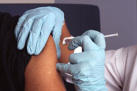 750px-Nurse_administers_a_vaccine