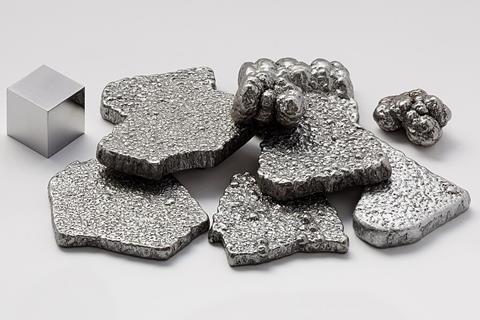 Iron_electrolytic_and_1cm3_cube