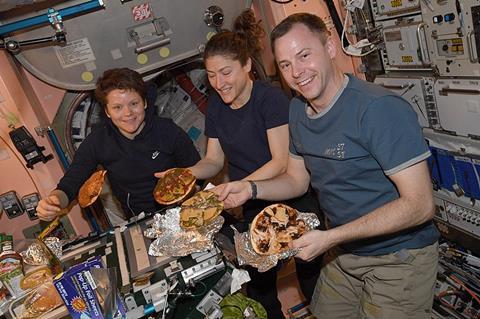 800px-ISS-59_Pizza_Night_inside_the_Unity_module_(4)