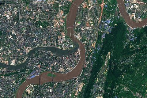 800px-Confluence_of_the_Jialing_River_and_Yangtze_River_in_Chongqing,_China._2017-07-23_(39675532152)