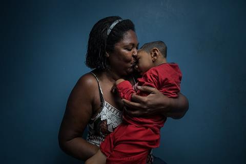 800px-Hold_Me_Mother,_2018_-_Wellcome_Photography_Prize_2019