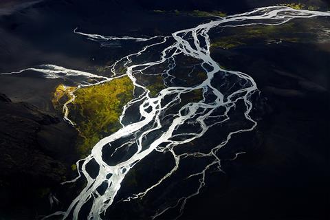 Water_streams_from_air,_Iceland_2013_-_panoramio