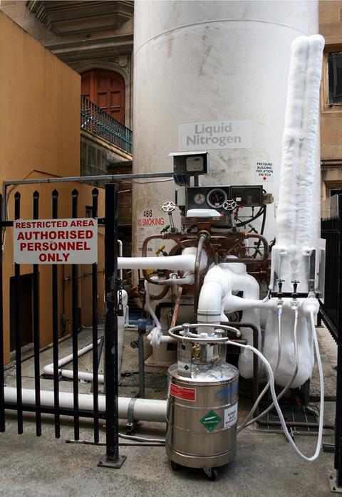 1484px-Liquid_Nitrogen_Tank (1)